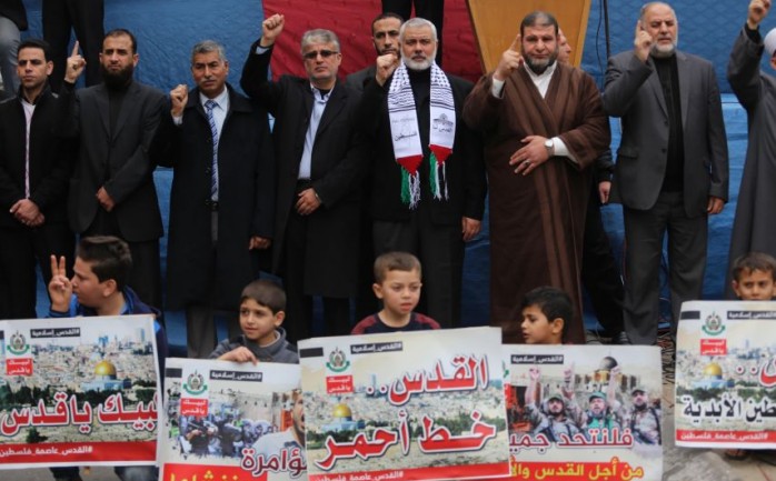 رئيس المكتب السياسي لحركة حماس إسماعيل هنية خلال مشاركته في المسيرة
